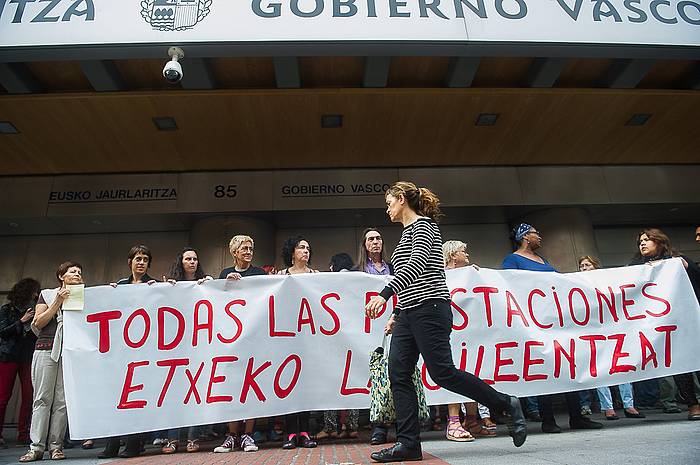 Etxeko langileen protesta, Jaurlaritzaren aurrean. LUIS JAUREGIALTZO / ARGAZKI PRESS