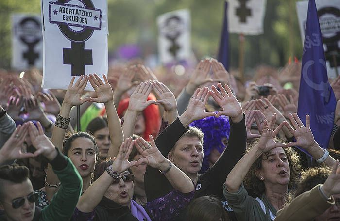 Euskal Herriko Mugimendu Feministaren manifestazioa abortatzeko eskubidearen alde Iruñean apirilean egindako manifestazioa. JAGOBA MANTEROLA, ARGAZKI PRESS