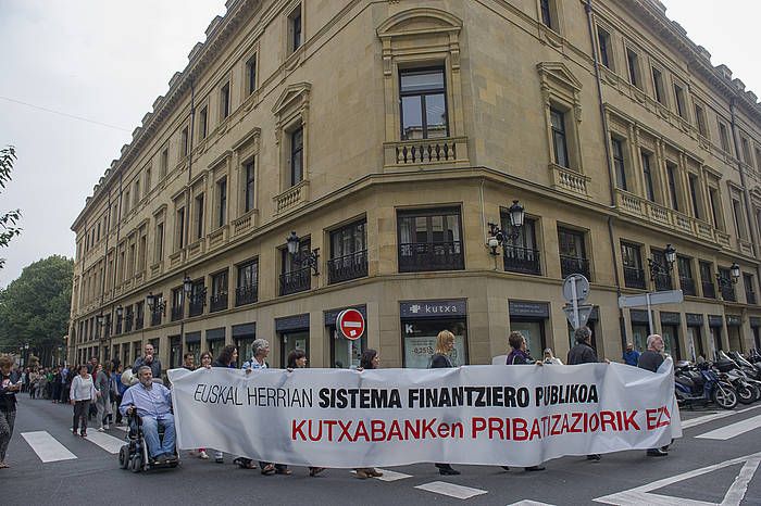 Kutxabanken pribatizazioaren kontrako plataformak deituta atzo goizean Donostian egindako giza katea. ANDONI CANELLADA / ARGAZKI PRESS