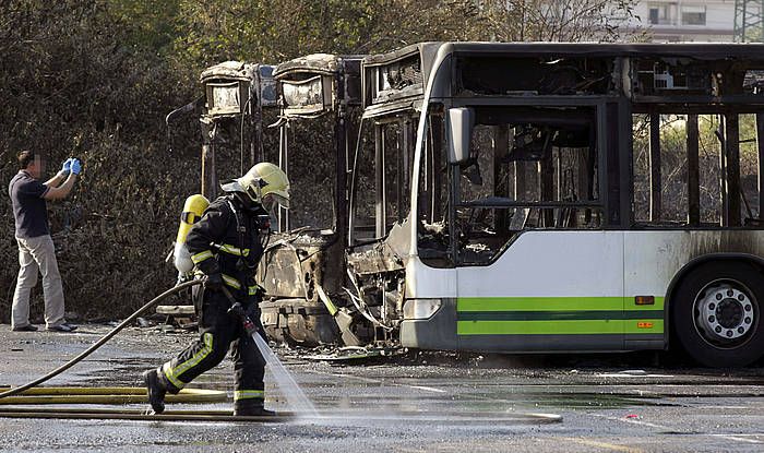 Zorrotzan kiskalitako hiru autobusak. ALFREDO ALDAI / EFE