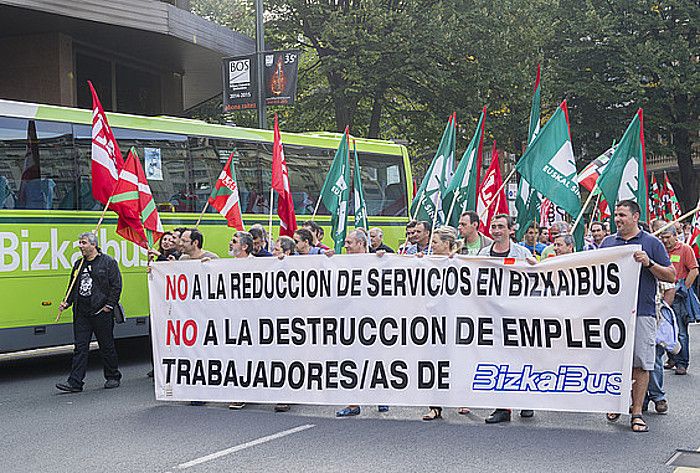 UGT, CCOO, ELA, LAB eta LSBk protesta egin zuten atzo diputazioaren egoitzaren aurrean. MARISOL RAMIREZ / ARGAZKI PRESS