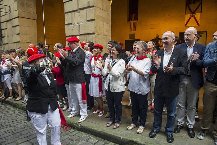 Jaizkibel konpainiako kapitain Izaskun Larruskain, Martin Garitano, Mertxe Aizpurua, Izaskun Landaida eta Iñigo Lamarcaren aurrean desfilatzen. JON URBE / ARGAZKI PRESS