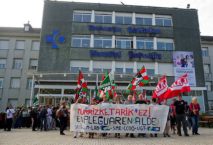 Donostiako ospitaletik abiatu da manifestazioa Gipuzkoako hiriburuan. JUAN CARLOS RUIZ / ARGAZKI PRESS