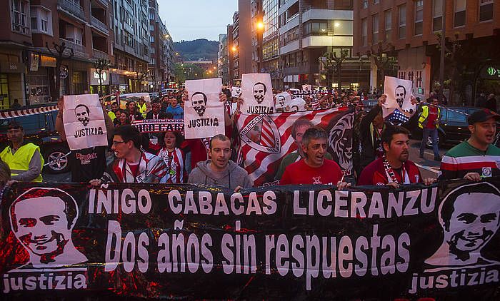 Iñigo Cabacasen omenezko kalejira, Bilbon, apirilean. LUIS JAUREGIALTZO, ARP