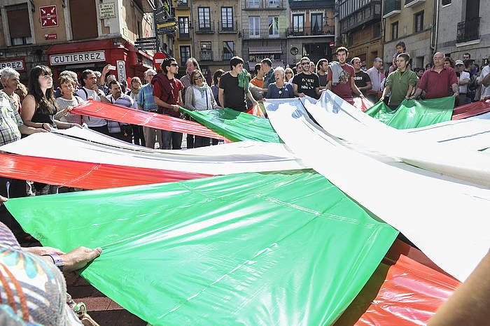 Sanferminetan ikurrin erraldoi bat zintzilikatzeagatik auzipetutako arrantzale bizardunen aldeko ekitaldia Iruñean. IDOIA ZABALETA, ARGAZKI PRESS