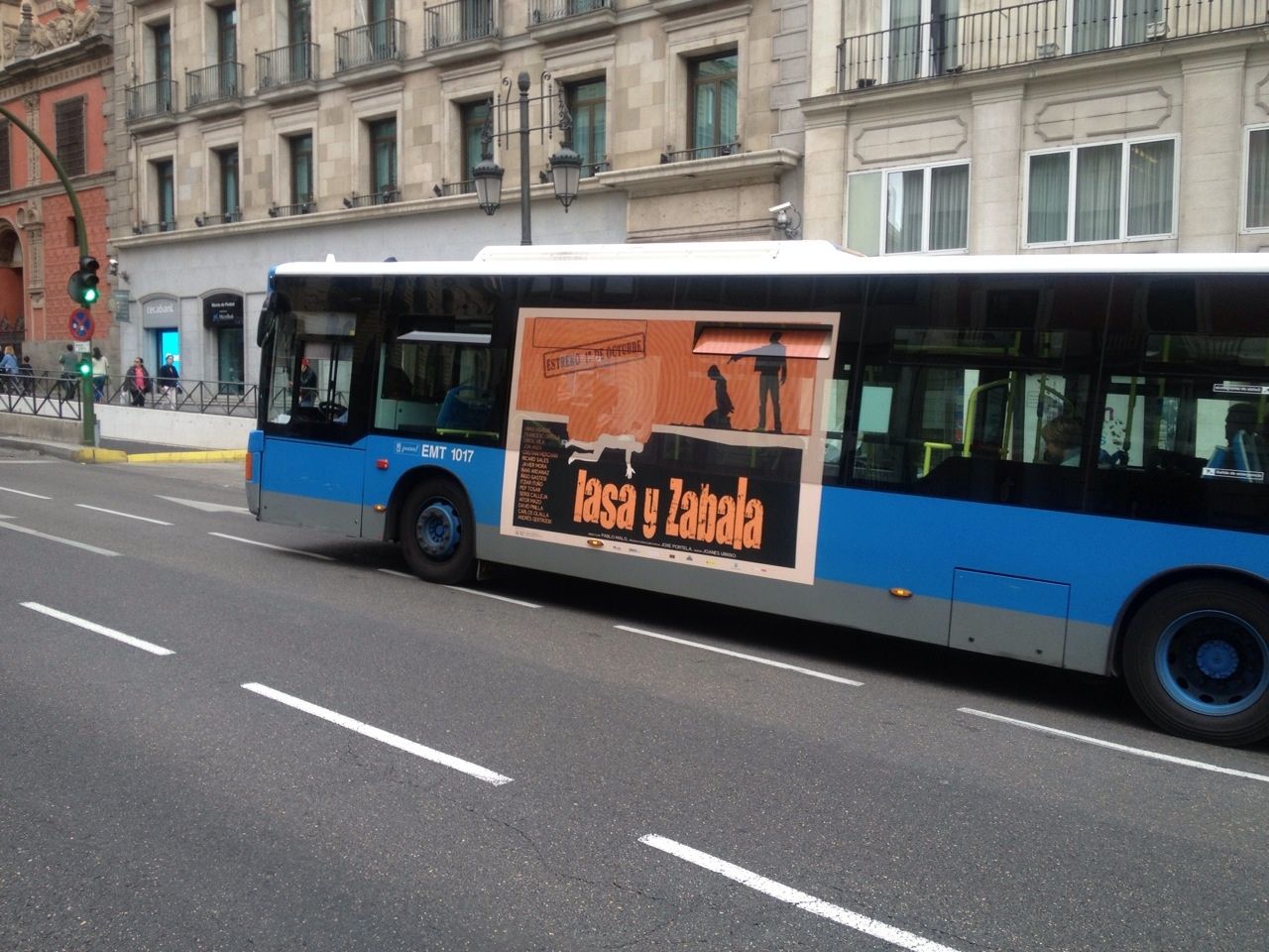 Madrilgo autobus bat, filmaren iragarkiarekin. MARTXELO OTAMENDI