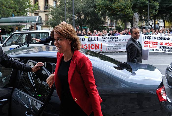 Yolanda Barcina, Nafarroako Parlamentura heltzen, protesta artean. JAGOBA MANTEROLA / ARGAZKI PRESS