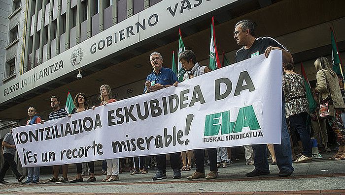 LABek Gasteizen eta ELAk Bilbon -irudian-;, lana eta familia bateratzeko laguntzen murrizketa salatzeko protestak egin zituzten irailean. LUIS JAUREGIALTZO / ARGAZKI PRESS