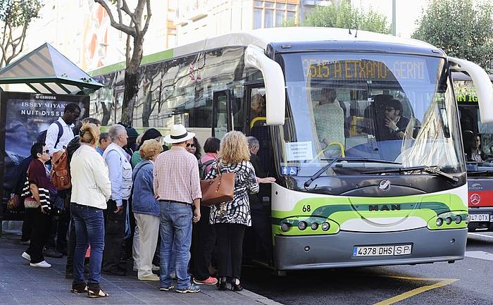 Ilara luzeak sortu dira goizean goizetik Bizkaibuseko gutxieneko zerbitzuetan. ARGAZKI PRESS