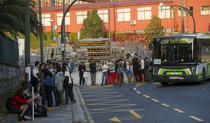 Ilara luzeak sortu dira grebak iraun duen egunetan. LUIS JAUREGIALTZO / ARGAZKI PRESS