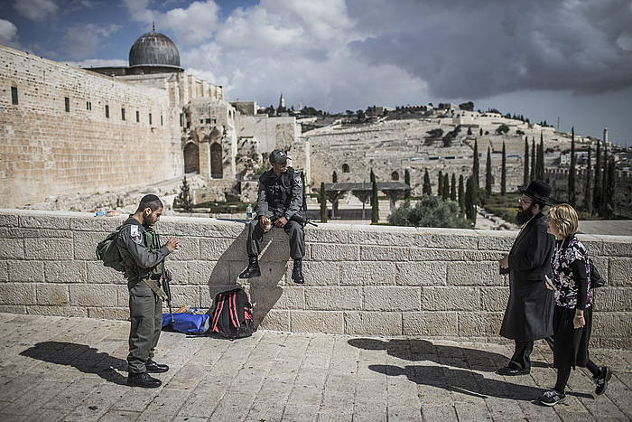 Musulmanentzako leku sakratua den Meskiten Zelaia itxi zuen asteazken gauean Israelek. Berriro ireki du, baina sarrera mugatuz. OLIVER WEIKEN / EFE