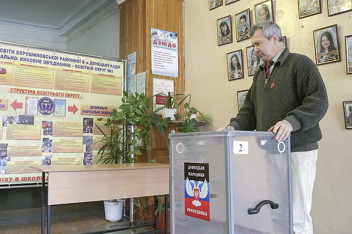 Hautetsontziak prestatzen, Donetsken. ALEXANDER ERMOCHENKO, EFE