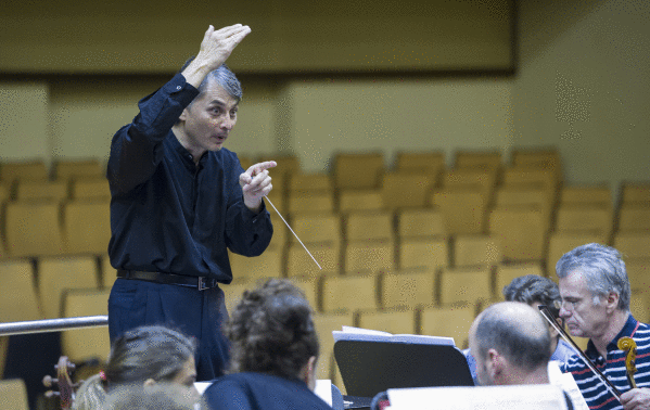 Jun Markl Euskadiko Orkestra Sinfonikoko zuzendari berria, orkestraren entsegua zuzentzen. JON URBE / ARGAZKI PRESS