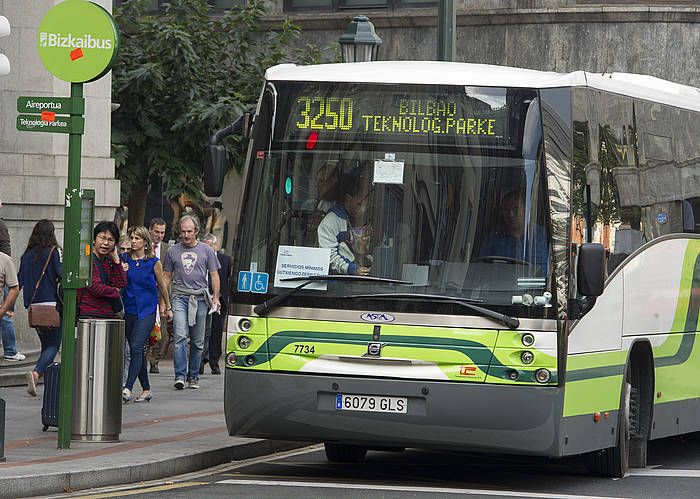 Bizkaibuseko autobus bat, greba egun batean. MONIKA DEL VALLE, ARP