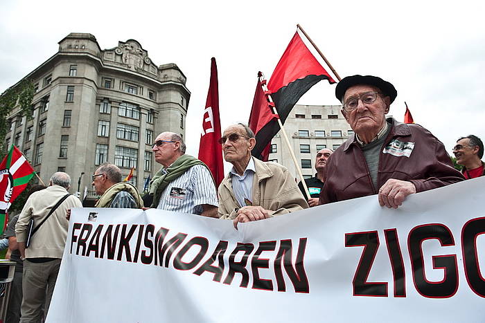 Lau Haizetara Gogoan elkarteak iazko ekainean eginiko elkarretaratzea, Frankismoaren krimenak zigortzearen alde. JON HERNAEZ / ARGAZKI PRESS