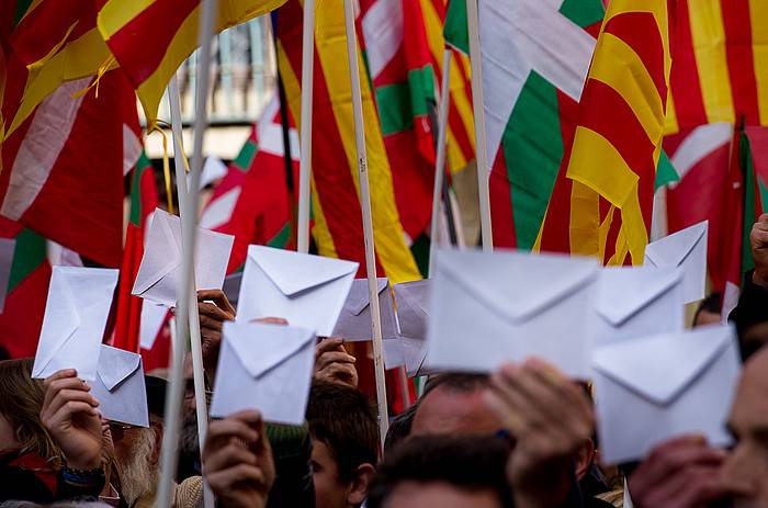 Banderak eta botoak sartzeko gutunazalak, Iruñeko bilkuran. IñIGO URIZ, ARGAZKI PRESS