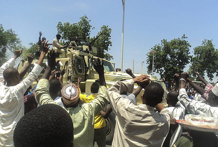 Nigeriako herritarrak, Boko Haram taldeari aurre egindako soldaduak animatzen, pasa den irailean. TONY NWOSU / EFE