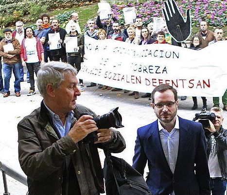 Javier Maroto, auzitegira sartzen, atzean haren hitzen kontrako elkarretaratzea egiten ari direla. LUIS TEJIDO / EFE