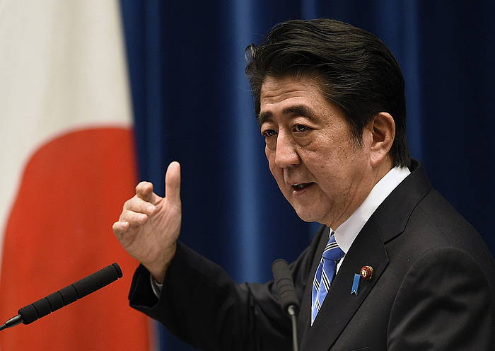 Shinzo Abe Japoniako lehen ministroa, gaur egindako agerraldian. FRANCK ROBICHON / EFE