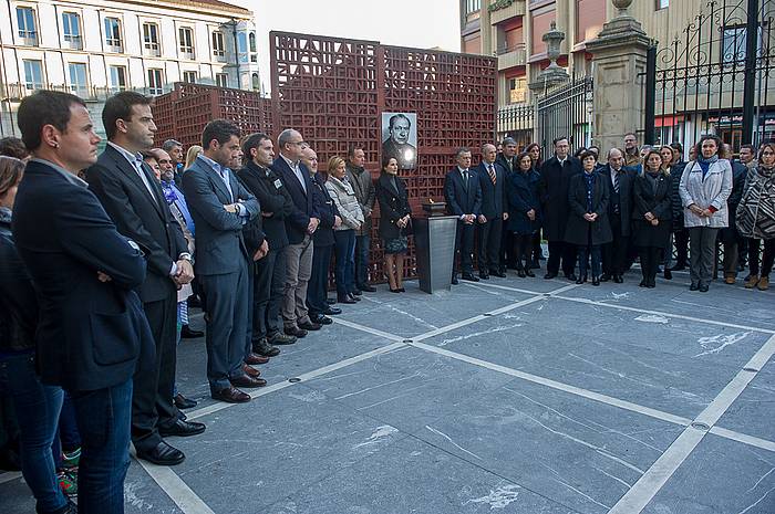 Brouarden irudiaren inguruan bildu dira talde guztietako kideak, HBko buruzagia omentzeko. JUANAN RUIZ, ARP