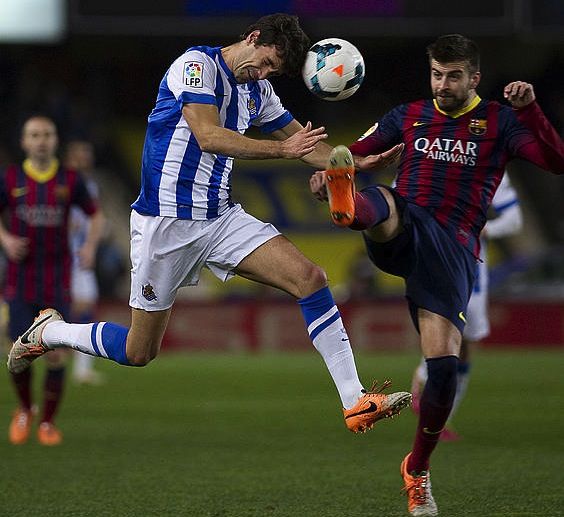 Xabi Prieto eta Gerard Pique, otsailean Anoetan Realak eta Bartzelonak jokatutako lehian. JUAN CARLOS RUIZ / ARGAZKI PRESS