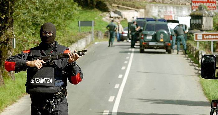 Ertzaintzak eta Guardia Zibilak eginiko errepideko kontrol bat, artxiboko irudi batean. JON URBE / ARGAZKI PRESS