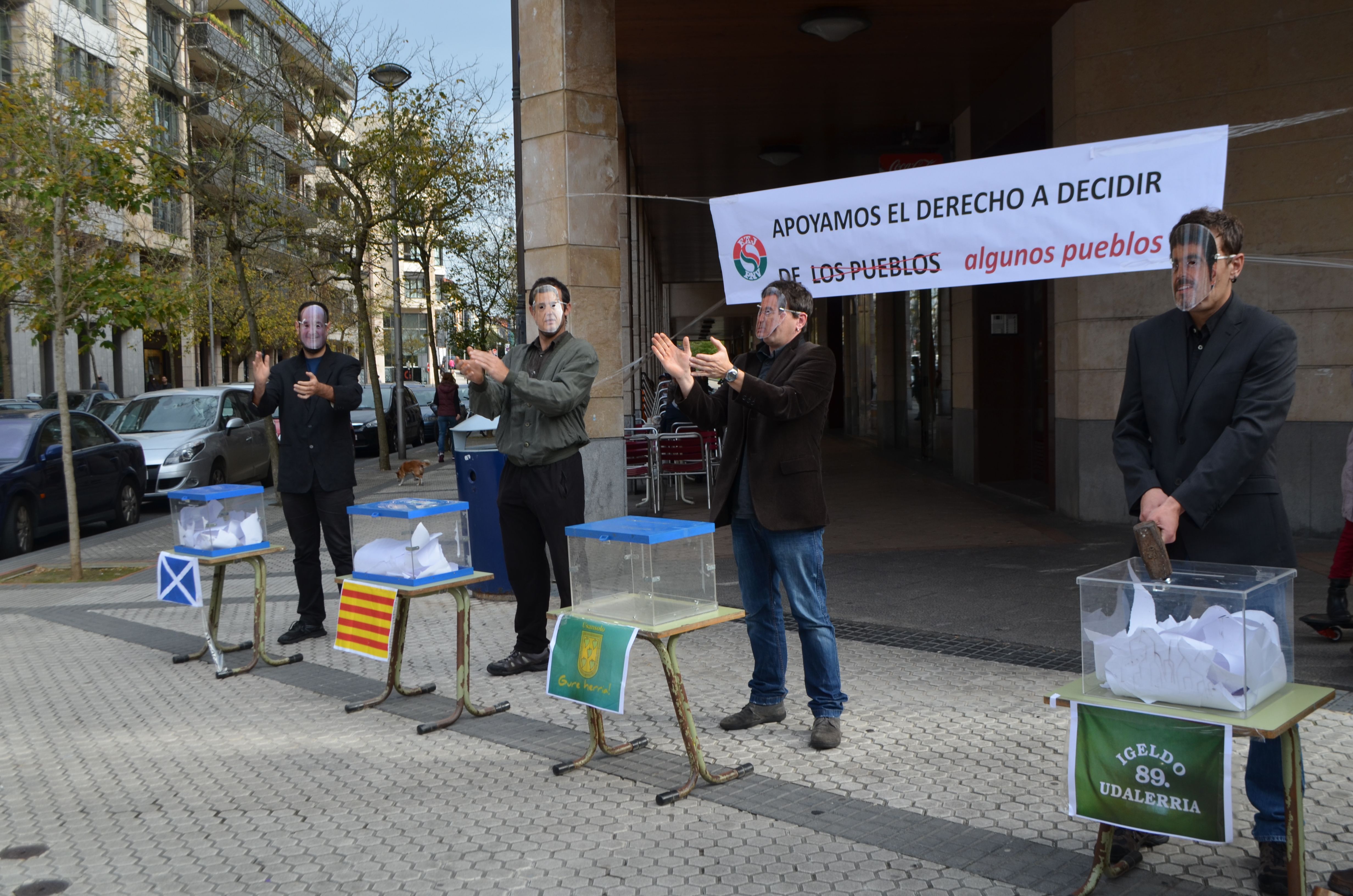 Itxas Aurre elkarteak lau hautetsontzi irudikatuz egin dute protesta EAJren egoitza aurrean. IRUTXULOKO HITZA