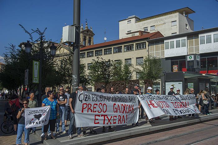 Preso gaixoen egoera salatzeko elkarretaratzea, ekainean, Eusko Legebiltzarraren kanpoaldean. JUANAN RUIZ / ARGAZKI PRESS