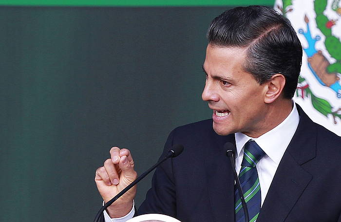 Enrique Peña Nieto, hartu asmo dituen neurrien berri ematen. JOSE MENDEZ, EFE