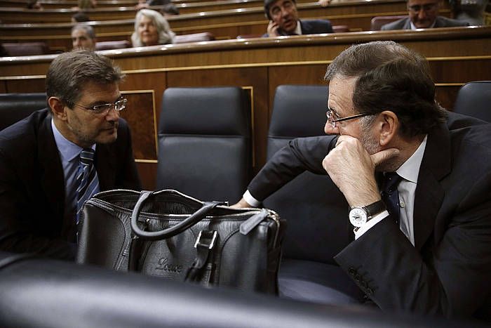 Rafael Catala Espainiako Justizia ministroa eta Mariano Rajoy Espainiako presidentea Kongresuan, 2015eko aurrekontuen gaineko eztabaidan. EMILIO NARANJO / EFE