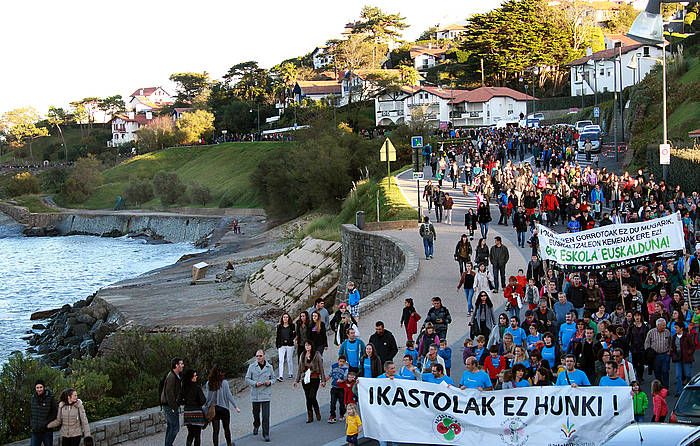 Kaskarotenea Ziburuko ikastolaren alde egindako manifestazioa, Ziburun, azaroaren 8an. BOB EDME