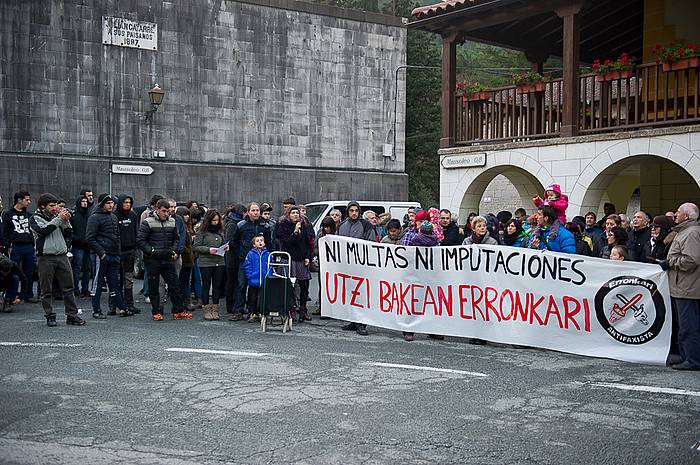 Erronkariko arkupeetatik abiatu da manifestazioa. ARGAZKI PRESS