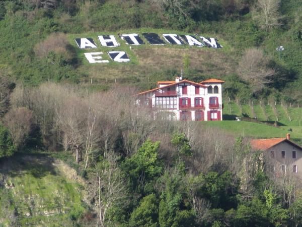 Urtarrilean, Mugituk, jarri zuen AHTren aurkako pankarta erraldoia Igeldon. BERRIA