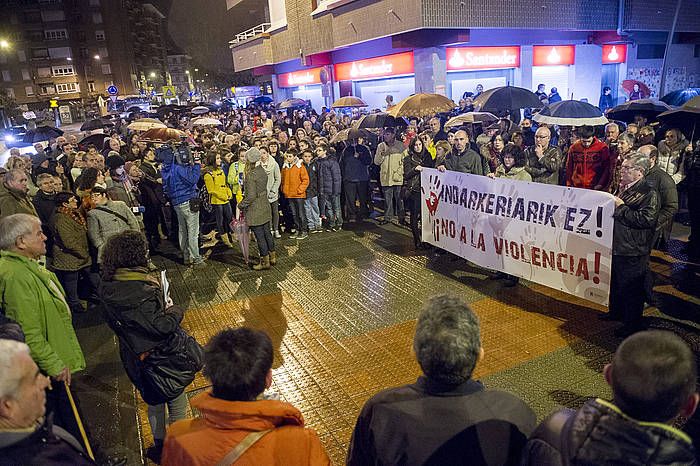 Bi emakumeren hilketa salatzeko elkarretaratzea, atzo, Abadiñoko Udalak deituta. MARISOL RAMIREZ, ARP