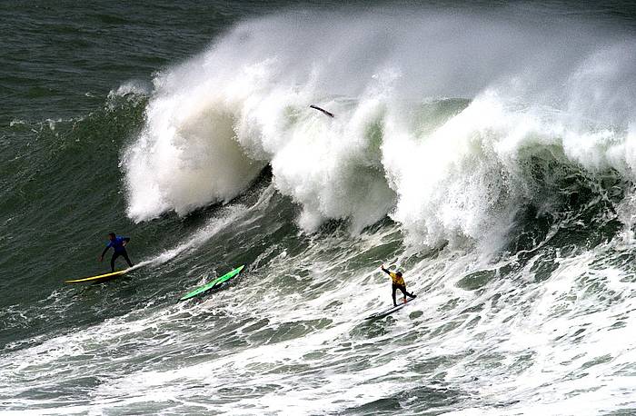 Olatu ikusgarriak dituzte surflariek gaur Punta Galean. ARGAZKI PRESS