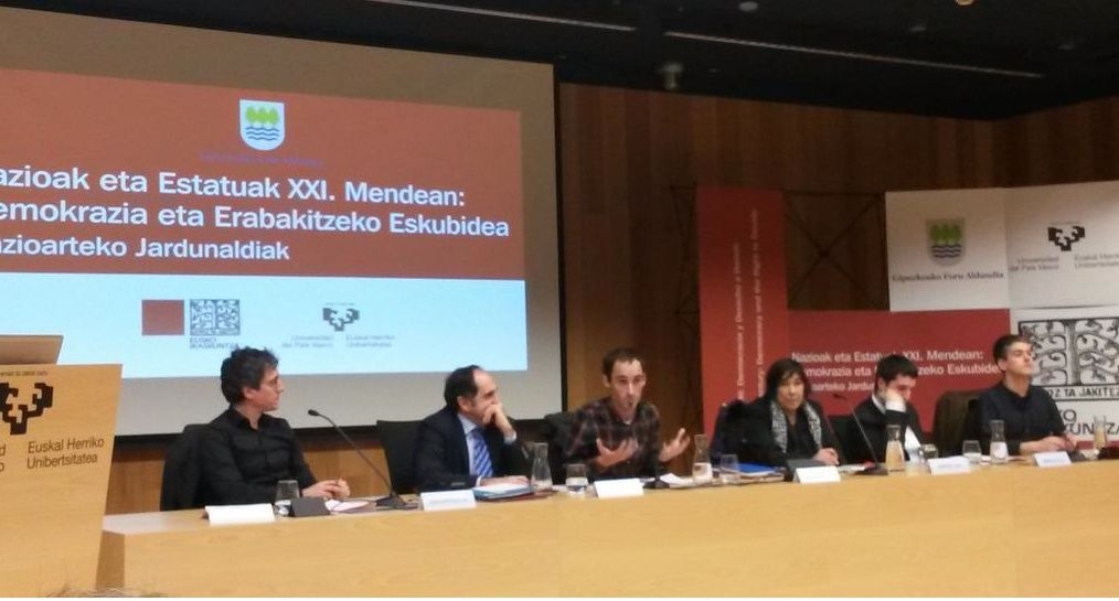 Joseba Azkarraga Etxagibel (Mondragon unibertsitatea), Sabin Azua (B+I Strategy), Andoni Eizagirre (moderatzailea), Nekane Jurado (EHU), Eneritz Zabaleta (Paueko unibertsitatea) eta Imanol Esnaola (Gaindegia), gaur, Donostian. BERRIA