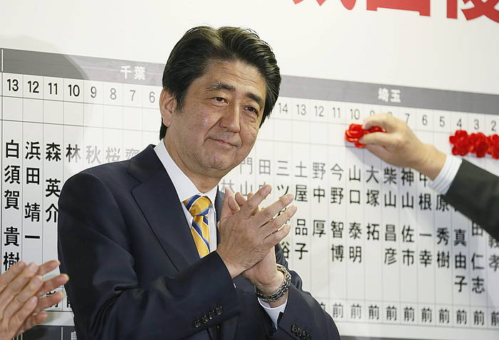 Shinzo Abe, hauteskundeetan nagusitu ostean. KIMIMASA MAYAMA / EFE