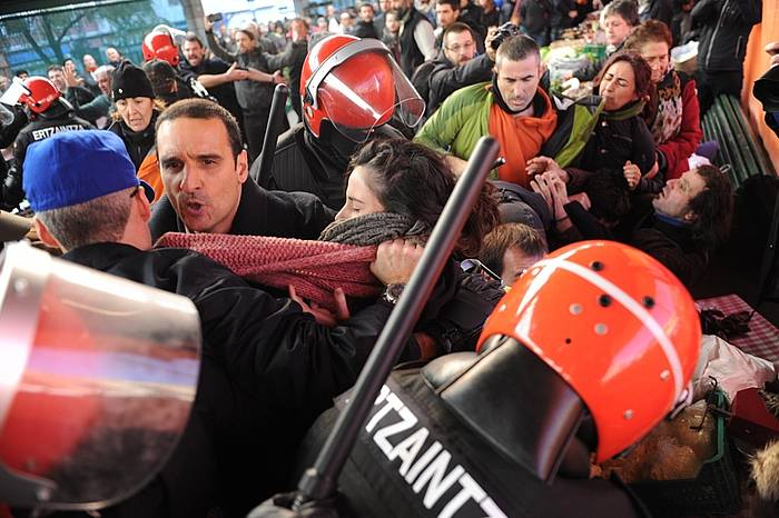 Jone Amezaga atxilotzen duten unea. ARGAZKI PRESS