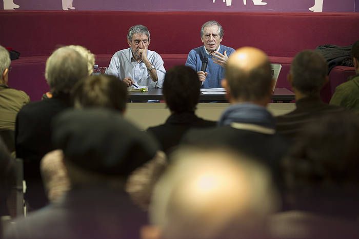 Jose Felix Azurmendi eta Mariano Ferrer, Donostian, liburuaren aurkezpenean. JON URBE, ARGAZKI PRESS