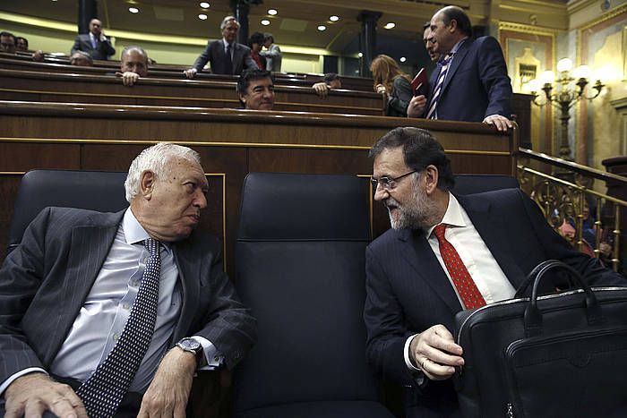 Mariano Rajoy, eskuinean, Jose Manuel Garcia Margallo Espainiako Atzerri ministroarekin hizketan. SERGIO BARRENECHEA / EFE