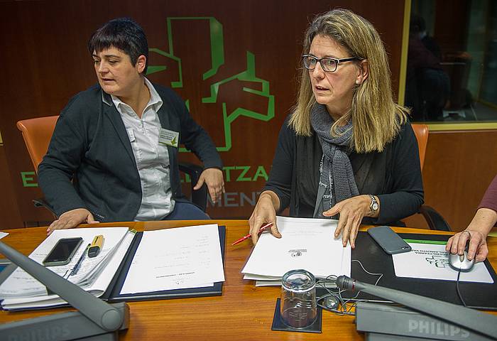 Marian Beitialarrangoitia eta Ana Oregi, Eusko Legebiltzarrean. JUANAN RUIZ / ARGAZKI PRESS