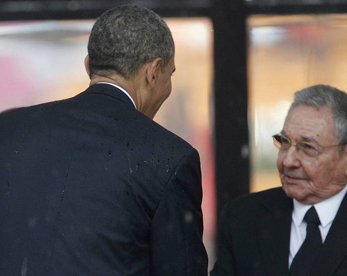 Barack Obama eta Raul Castro, Nelson Mandelaren aldeko hiletan, elkarri bostekoa ematen. KIM LUDBROOK / EFE