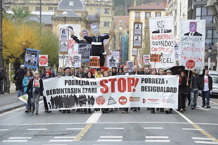 Pobreziaren aurkako manifestazioa egin dute gaur Donostian. JON URBE / ARGAZKI PRESS