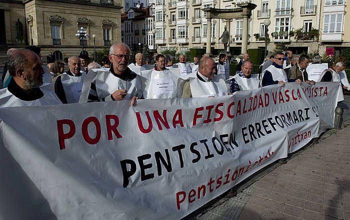 Pentsiodunen protesta bat, Arabako diputazio parean, Pentsiodunak Martxan taldeak deituta. RAUL BOGAJO, ARP