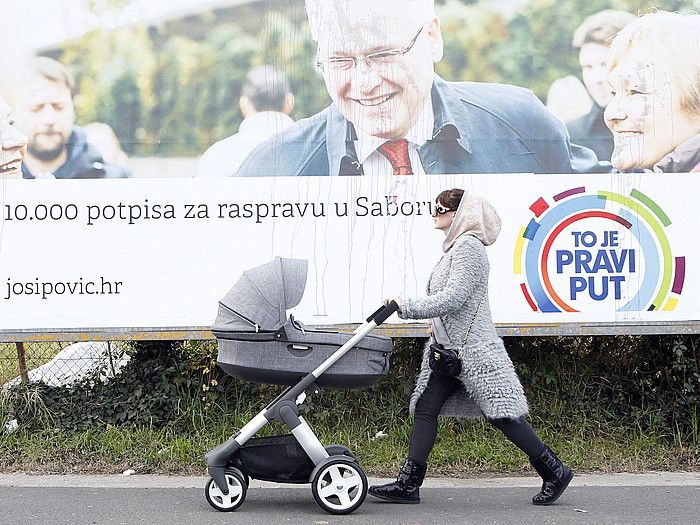 Kroaziako egungo presidente Ivo Josipovicen aldeko afixa bat, Zagreben. Bide zuzena hau da du lelotzat. ANTONIO BAT / EFE