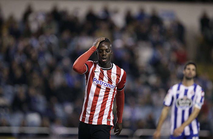 Iñaki Williams Athleticeko erdilaria, burumakur, Deportivoren aurkako partidan. CABALAR, EFE