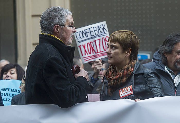 Adolfo Muñoz eta Ainhoa Etxaide, iragan abenduan, Confebasken egoitzaren aurrean eginiko protesta batean. LUIS JAUREGIALTZO / ARGAZKI PRESS