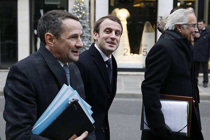 Emmanuel Macron, erdian, Eliseora bidean. YOAN VALAT / EFE