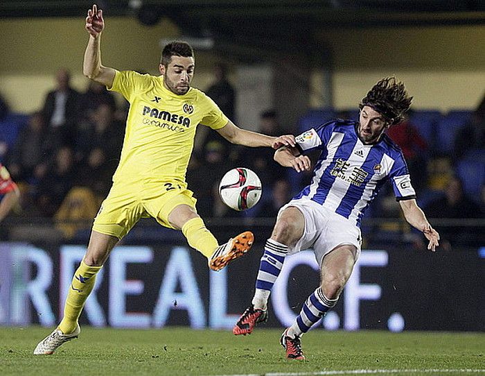 Bruno Soriano Vila-realekoa eta Esteban Granero Realekoa baloiaren lehian, atzo, El Madrigal futbol zelaian jokaturiko partidan. DOMENECH CASTELLO / EFE