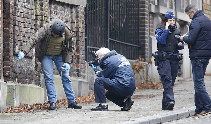 Belgikako Polizia, atzo bi lagun hil zituen tokian ikerketak egiten. OLIVIER HOSLET / EFE